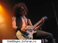 larry love as slash...ce zicetzi va plac??am reusit sa fac rost de pe net de  albumele lor...